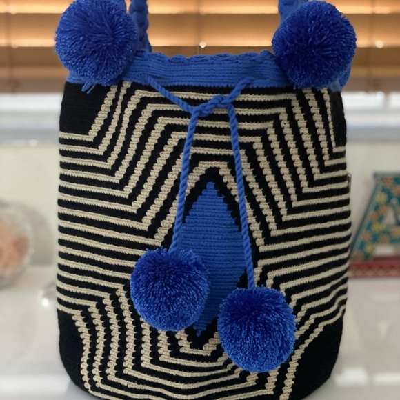 Colombian Wayuu Mochila Boho Shoulder Bucket blue and black handmade Bag - Picture 2 of 13